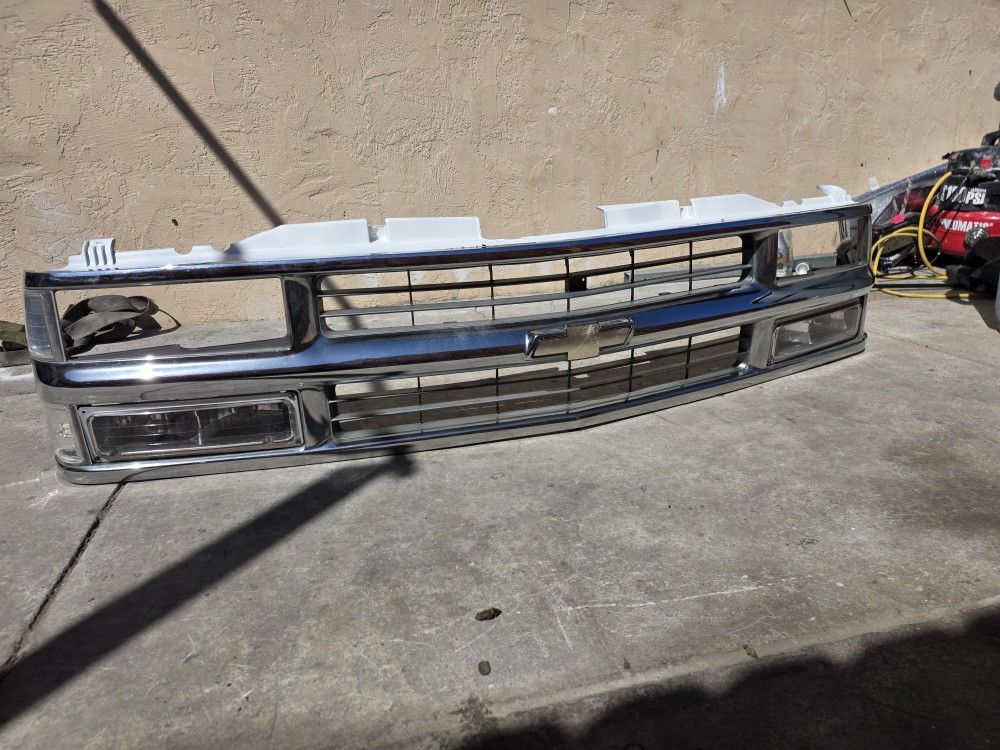 1998 Chevy 3500 Grill