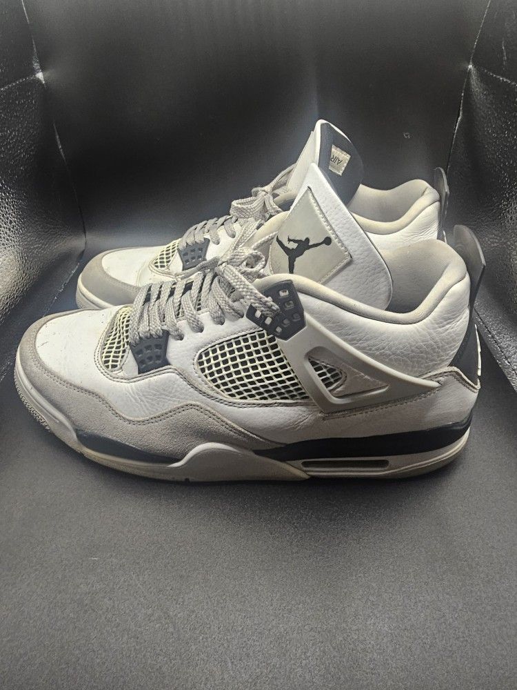 Jordan 4 MILITARY BLACK  SIZE 12 VNDS