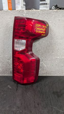 2019-2020-2021-2022-2023-2024 CHEVROLET SILVERADO 1500 RIGHT HEADLIGHT OEM USED #10843