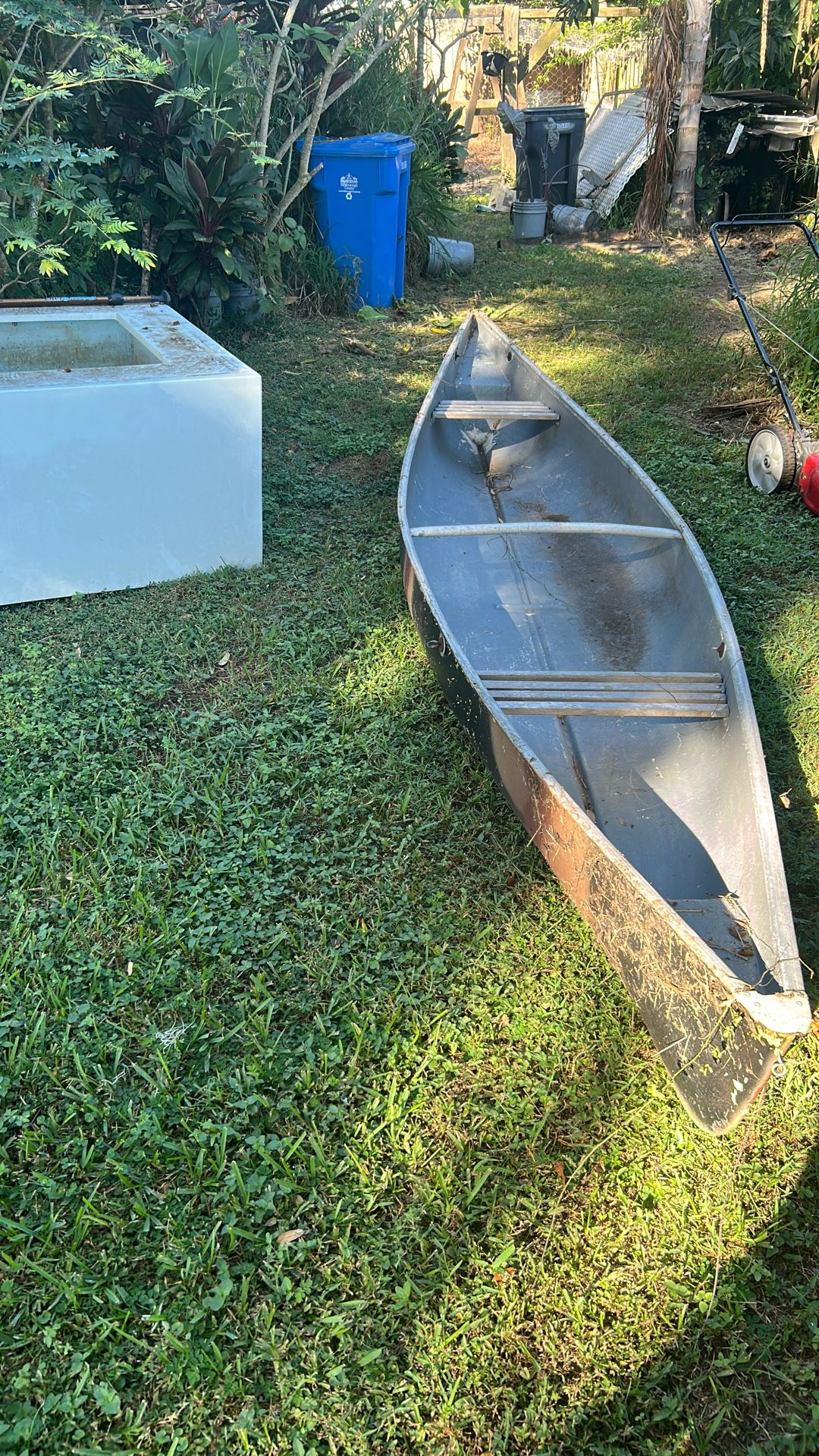 14 Ft Canoe With 2 Paddles 