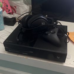 Xbox One With New Mic And Controller 