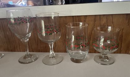 Set of 4 Vintage LIBBEY HOLLY BERRIES AND GOLD RIM glass set