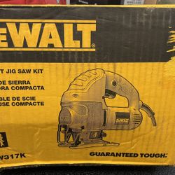 DEWALT 5.5 Amp Corded Variable Speed Jig Saw Kit with Bag NEW