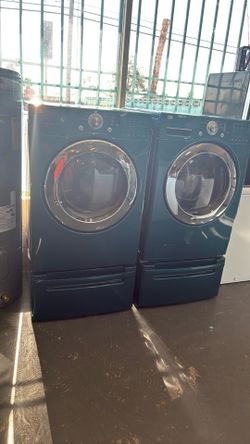 Nice like new LG washer and gas dryer set front