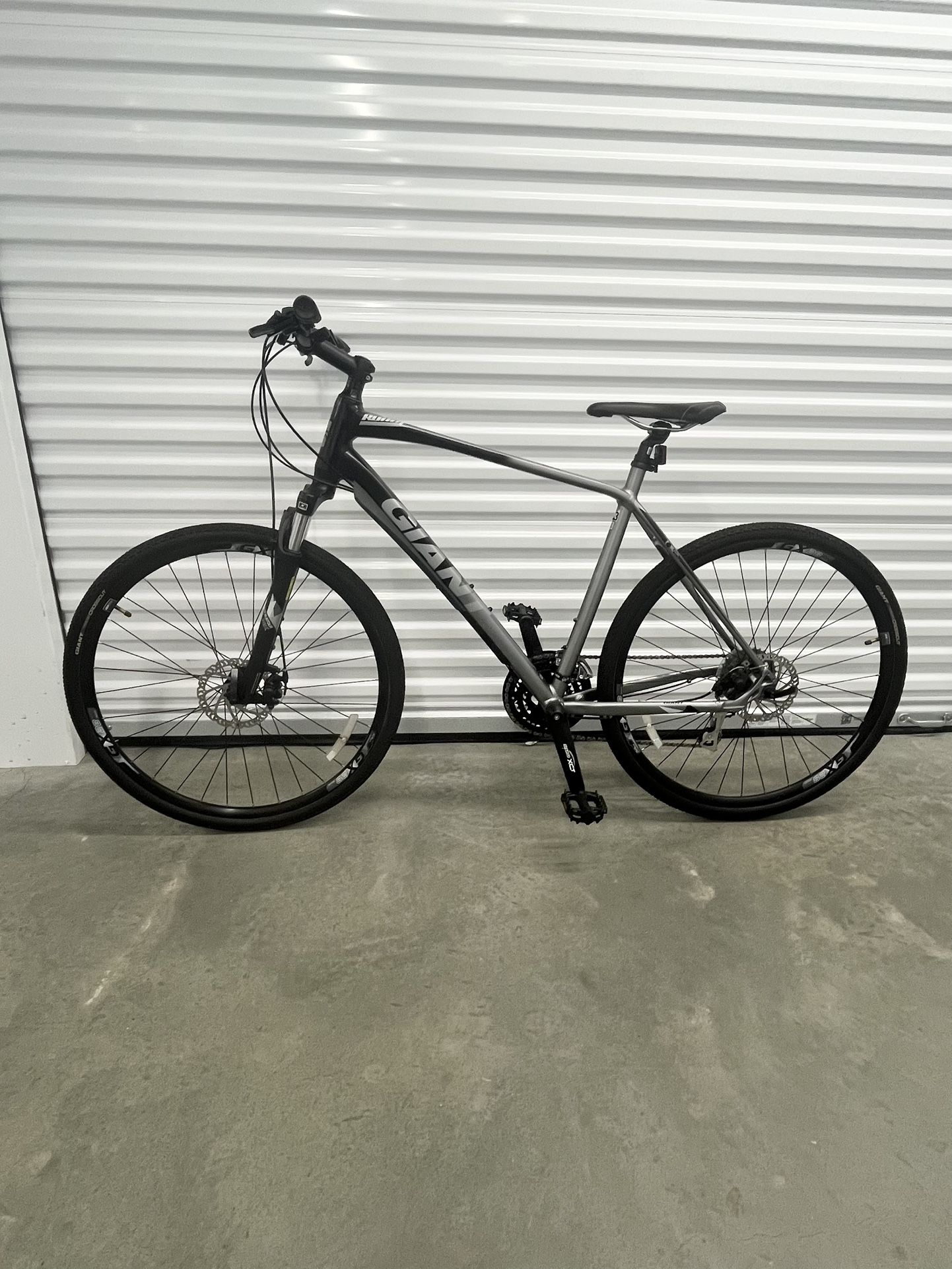 2017 Giant Roam 3 – 19” Frame – Shimano 3x9 – Hydraulic Disc Brakes – Excellent Condition