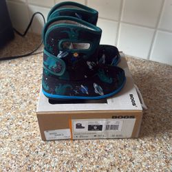 Little Boys bogs Size 9
