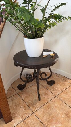 Circle side table