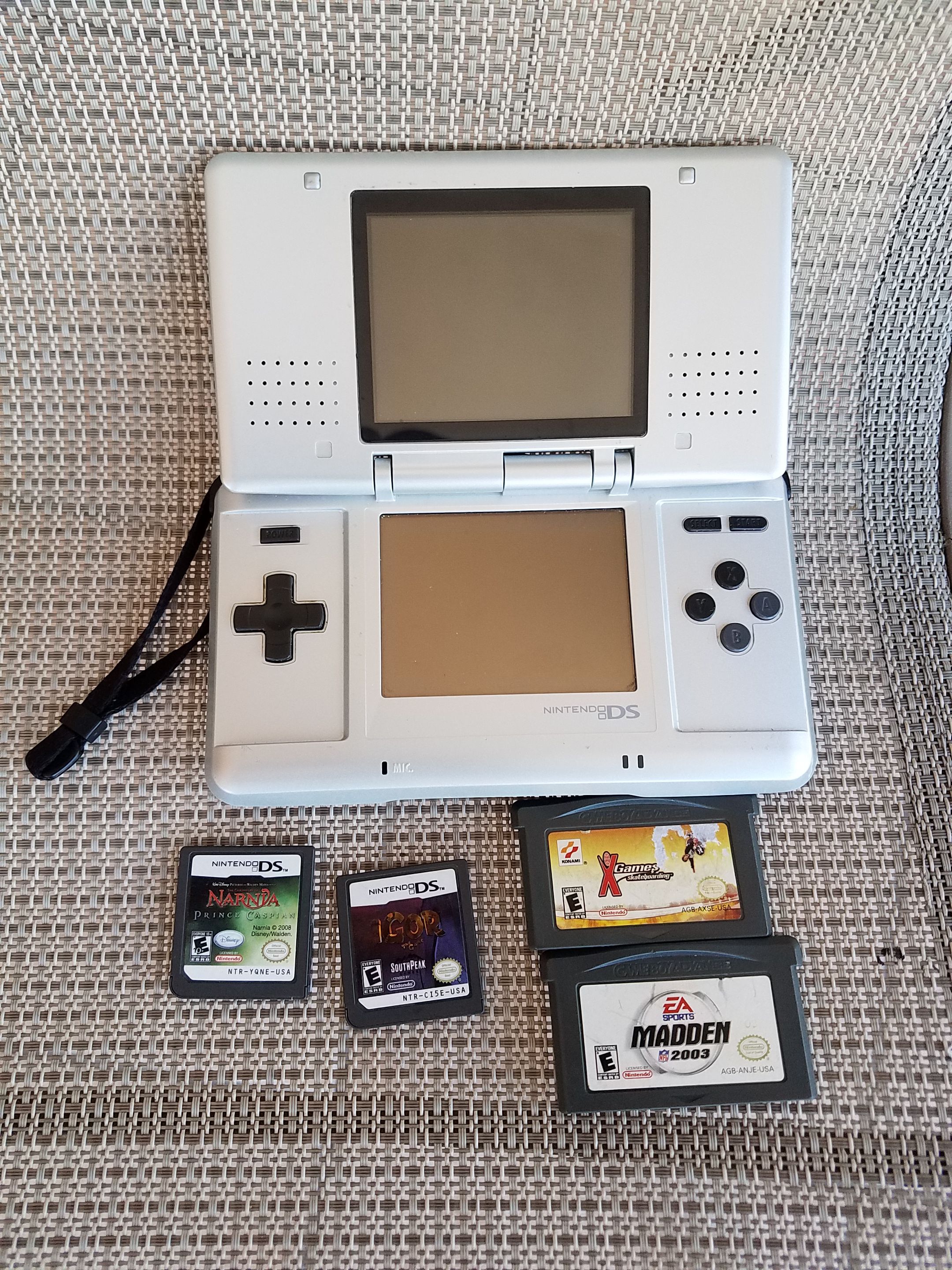 Mesterskab Muldyr puls Nintendo DS (Model # NTR-001) Bundle with 2 DS Games, 2 Gameboy Advance  Games, Stylus, and Original Nintendo Charger for Sale in Hialeah, FL -  OfferUp