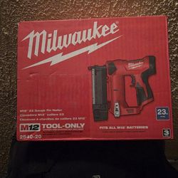 Milwaukee M12 PIN NAILER 