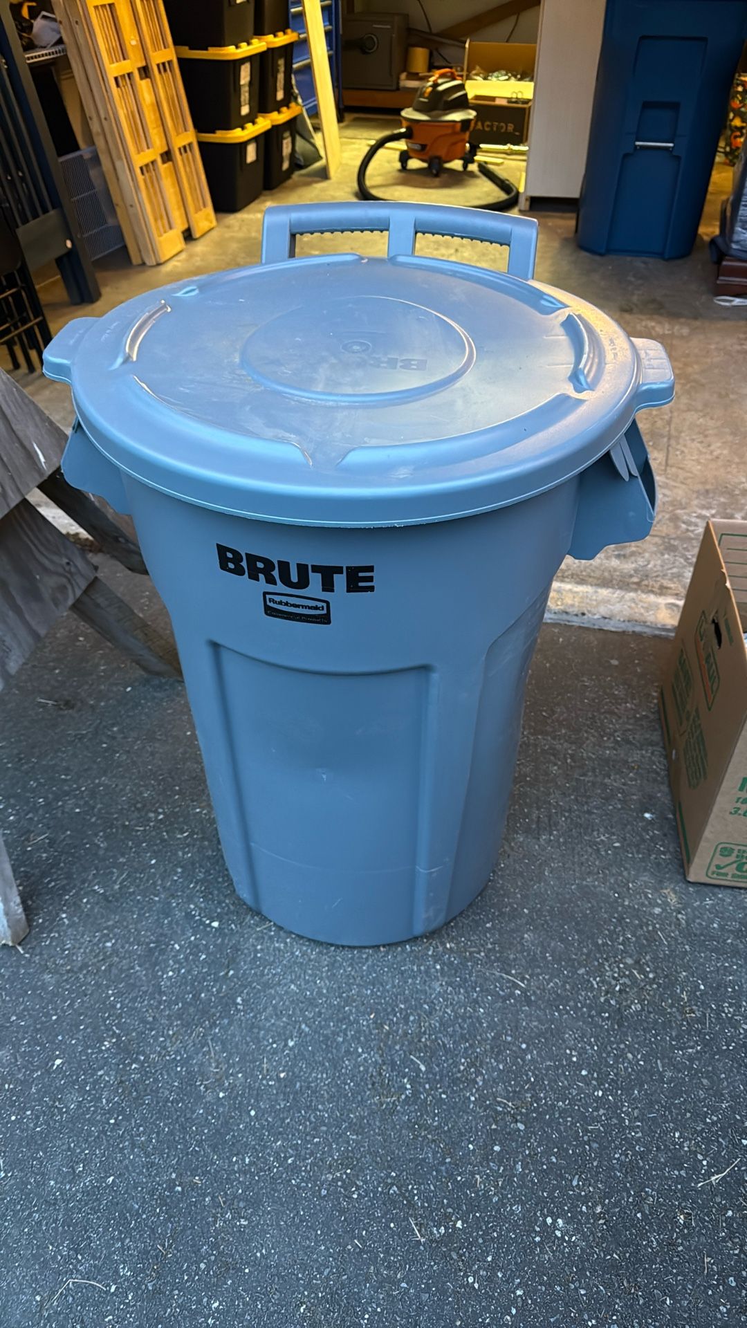 44 Gallon Brute Trash can And lid