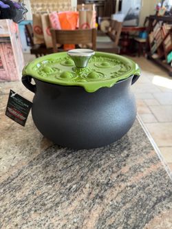 Smith & Clark Black Cast Iron Pot Cauldron New 4qt Halloween Green Boiling Lid