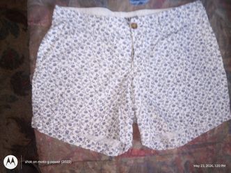 OLD NAVY SIZE 6 WHITE WITH BLUE FLOWERS WOMAN'S SHORTS