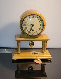 VINTAGE REAR MUSTARD COLOR WOODEN 4X9 5X11" DESK CLOCK 