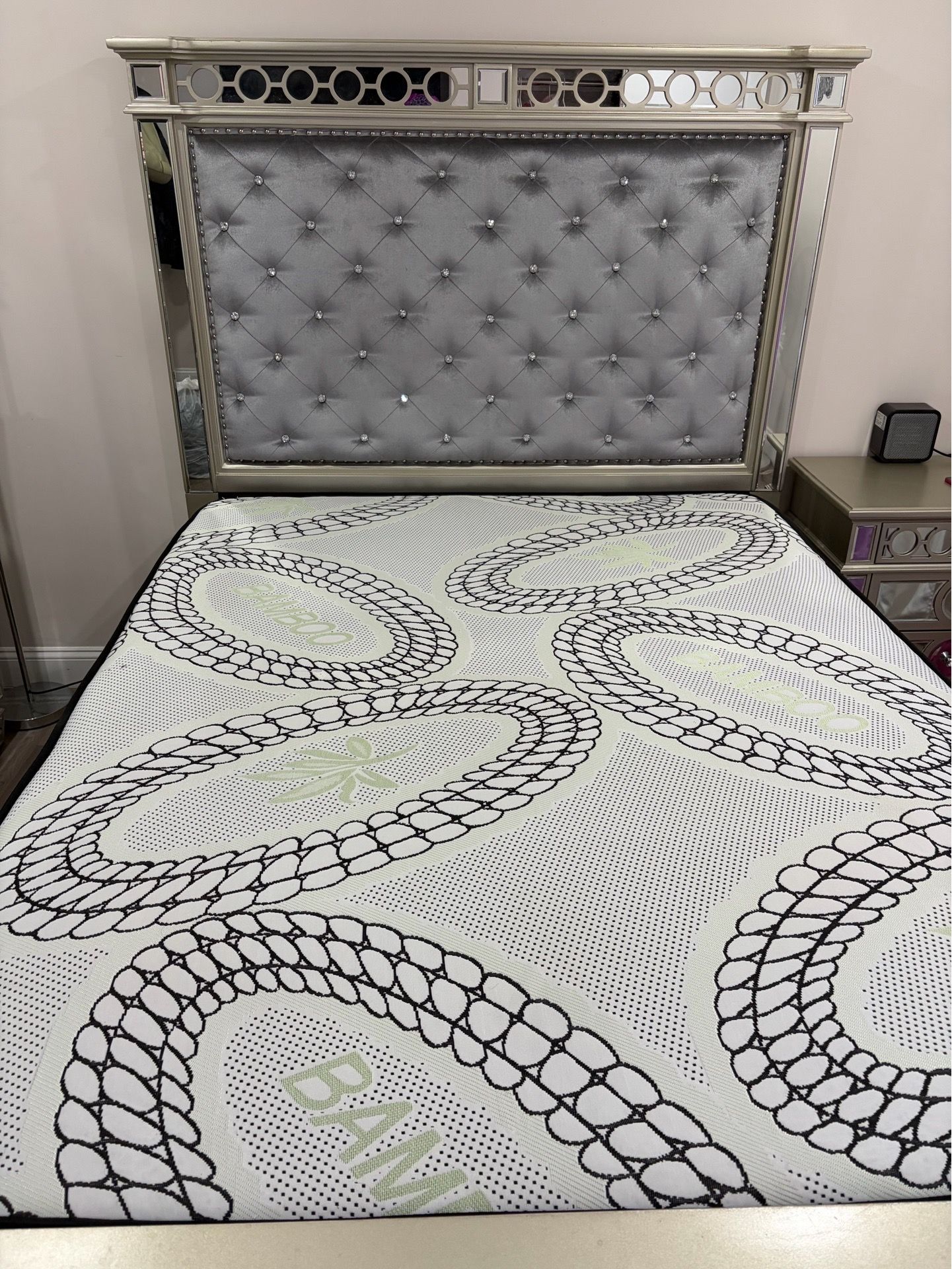 Queen size bedroom set.