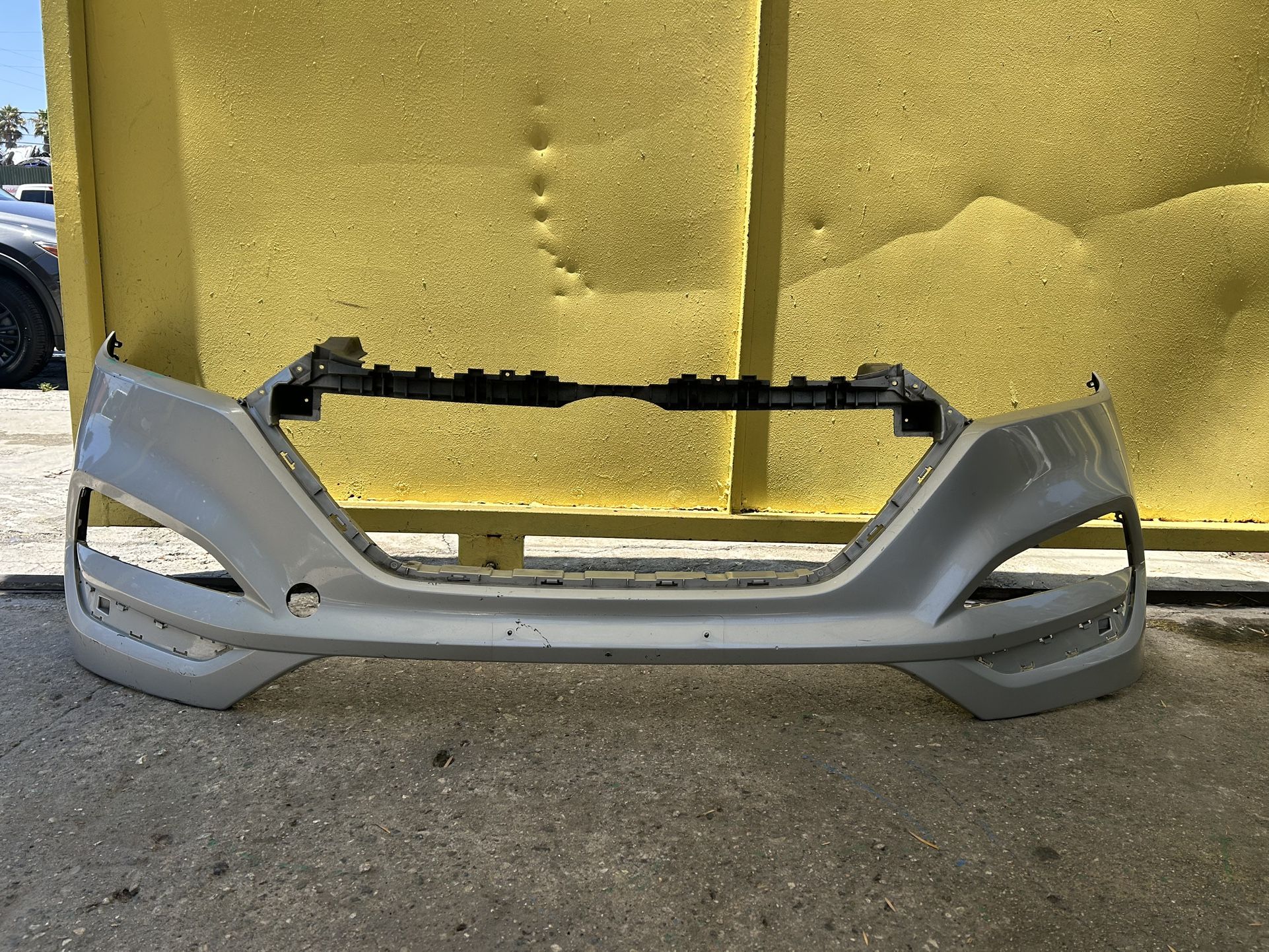 2016-2018 HYUNDAI TUCSON FRONT BUMPER OEM