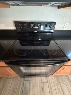 Whirlpool Smooth Top Electric Range/Oven – Excellent Condition