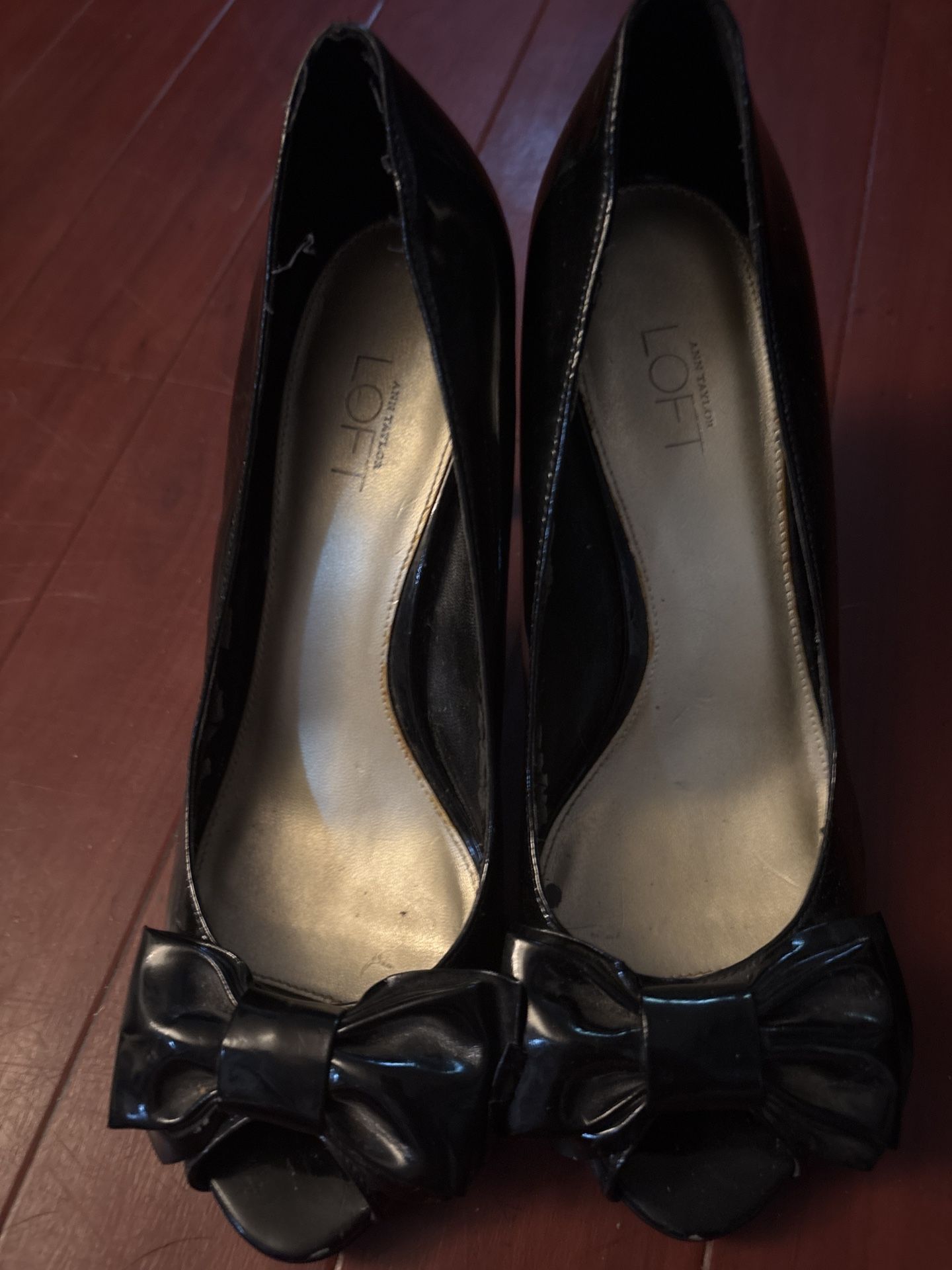 Ann Taylor LOFT Black Patent Peep-Toe Heels with Bow – Size 8M
