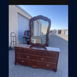 🌹BEAUTIFUL 4 POST  VINTAGE QUEEN  SIZE BED FRAME AND  DRESSER WITH MIRROR  -CHERRY WOOD COLOR 🌹