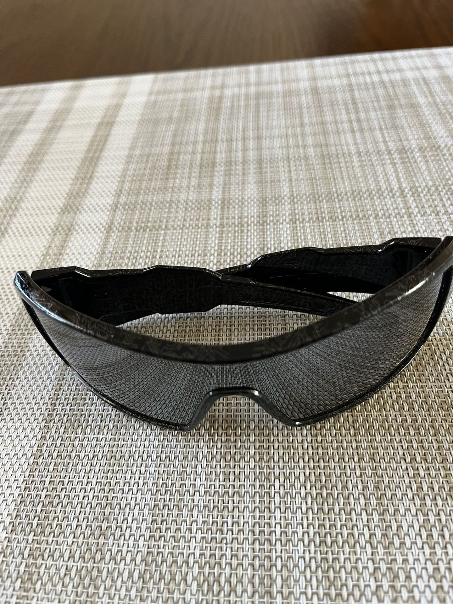 There Very Good Sunglasses Made By Oakley It’s For Man’s The Style Is Oil Rig