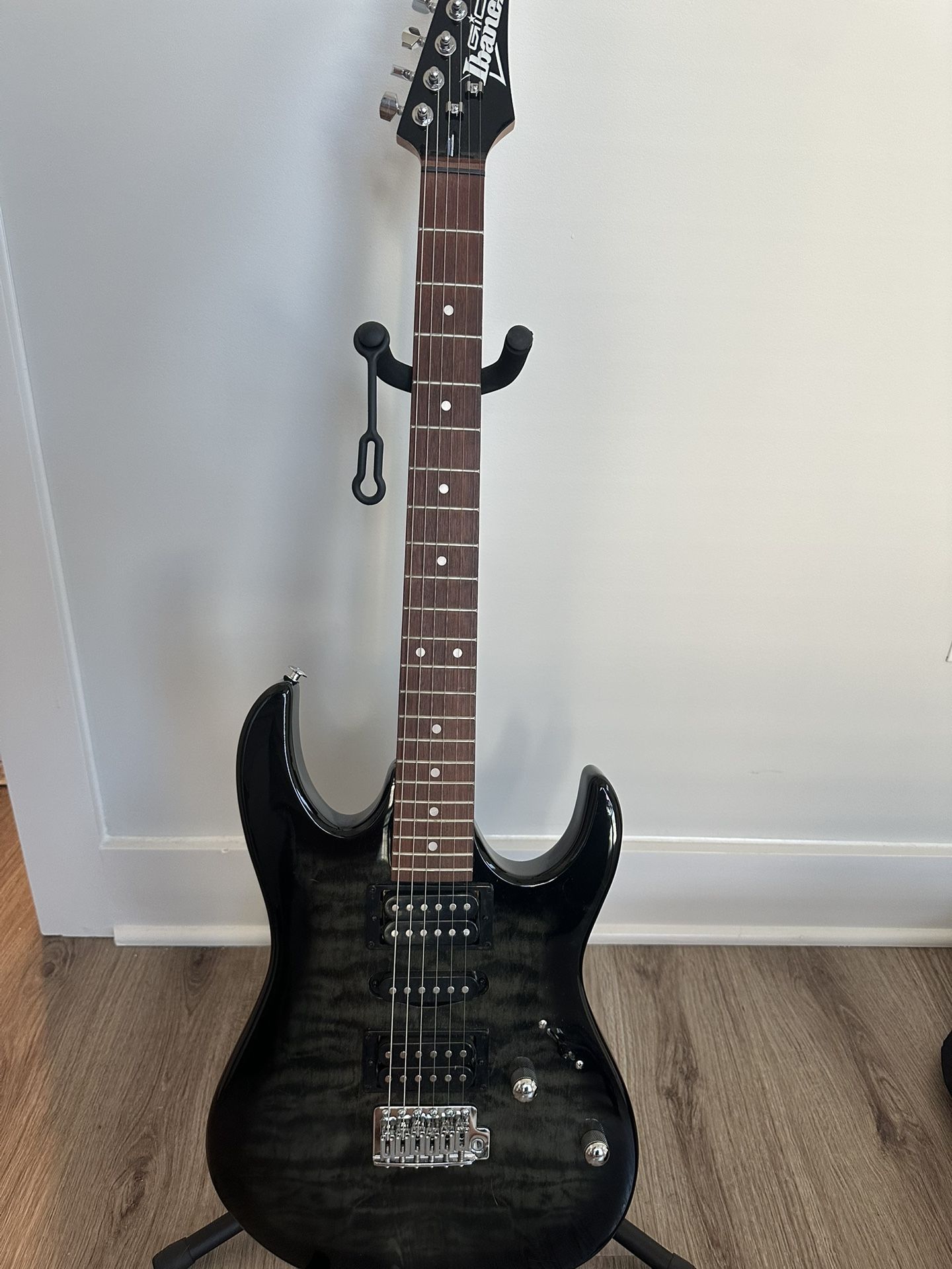 Ibanez Gio W/ new pack Strings And Stand