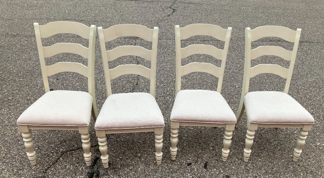 Set of 4 New Hillsdale Furniture Pine Island Ladder Back Chairs