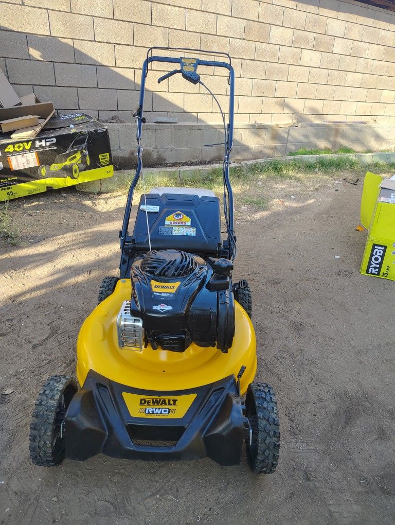 DEWALT
21 in. 150cc Briggs and Stratton 625ex Engine Rear Wheel Drive 2-in-1 Gas Self Propelled Walk Behind Lawn Mower