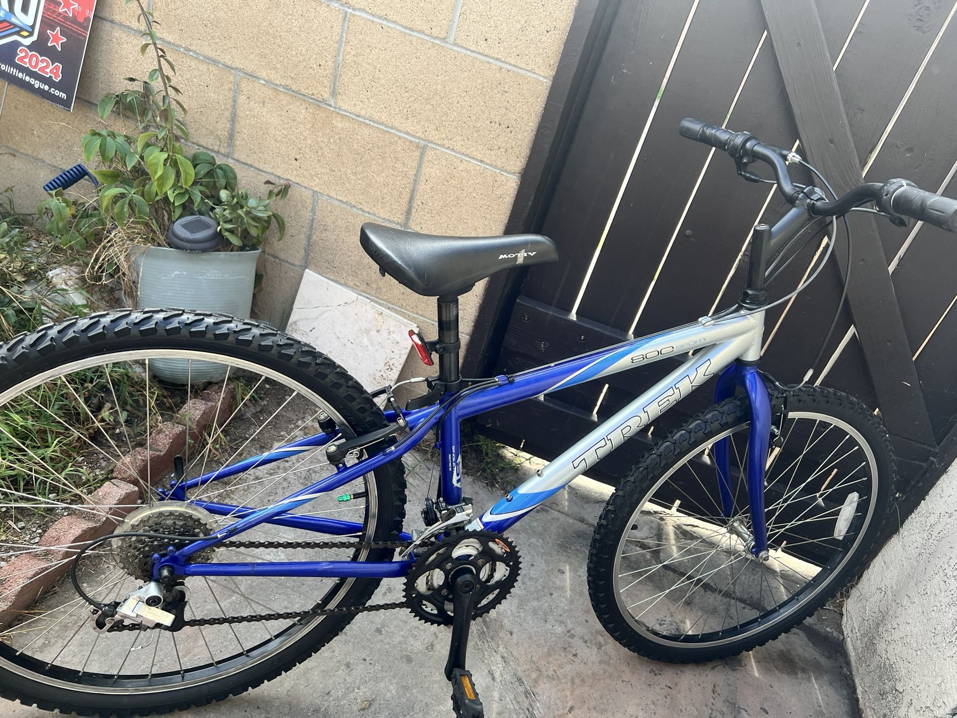 Trek 800 Sport Mountain Bike, 26” Tire Size