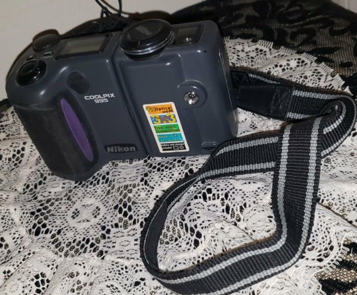 LIKE NEW WORKING PHOTOGRAPHY NIKON COOLPIX 995 DIGITAL CAMERA