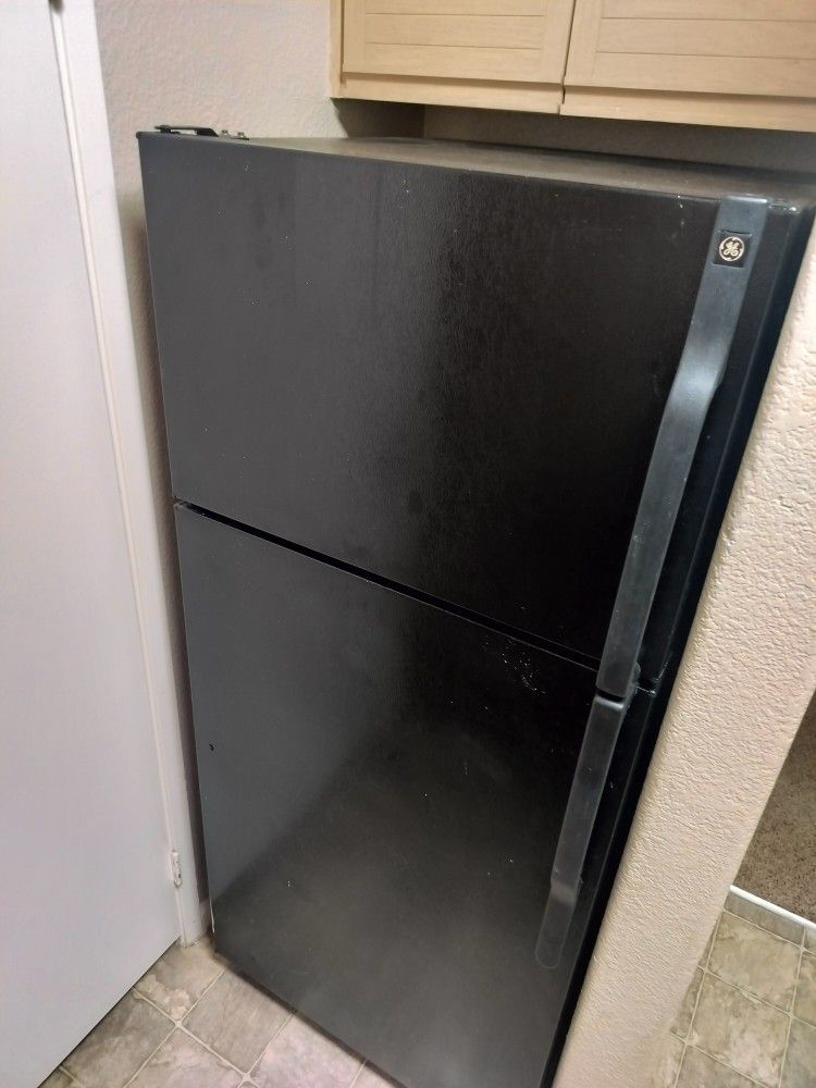 GE REFRIGERATOR 