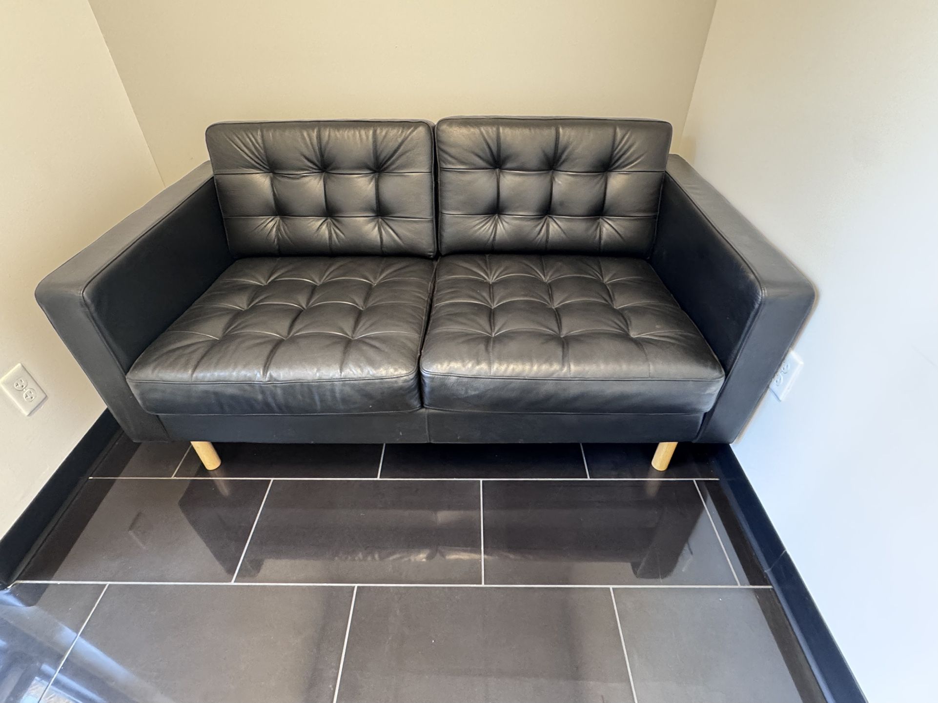 Must Go! Sofa 2 Seaters Black