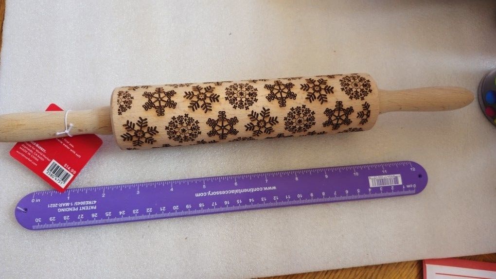 N. Peoria Brand New snowflake-pattern embossed wooden rolling pin used for baking decorative cookies or fondant Description Has Pickup Location Opt