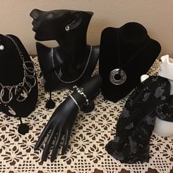 NWOT & EUC  3 Necklaces, 2 Bracelets, 4 Earrings and 1 Scarf. / NWOT & EUC 3 Collares, 2 Pulseras, 4 Aros y 1 Hermosa Bufanda.  Jewelry Lot.