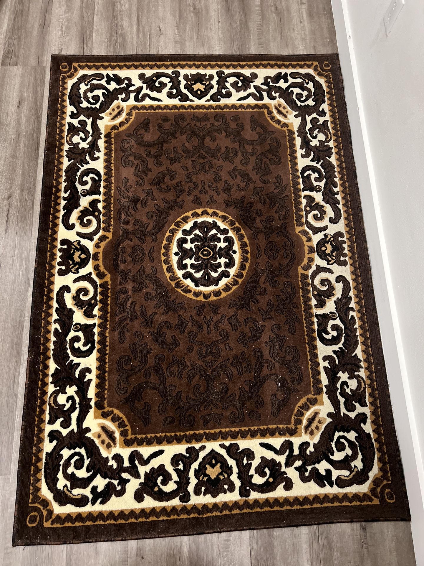 Elegant Brown Area Rug β Great Condition!