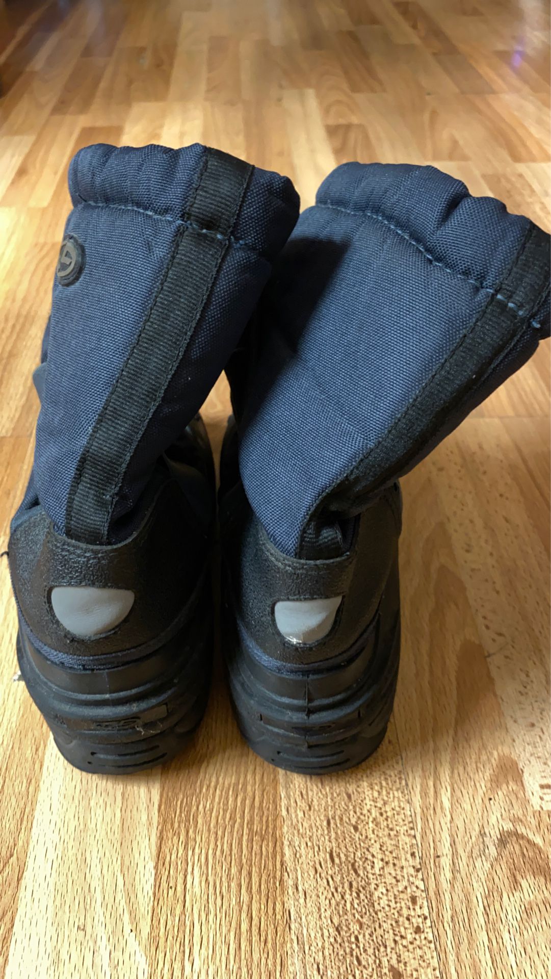 Kids size 1 snow boots Thermolite. Dark blue and black
