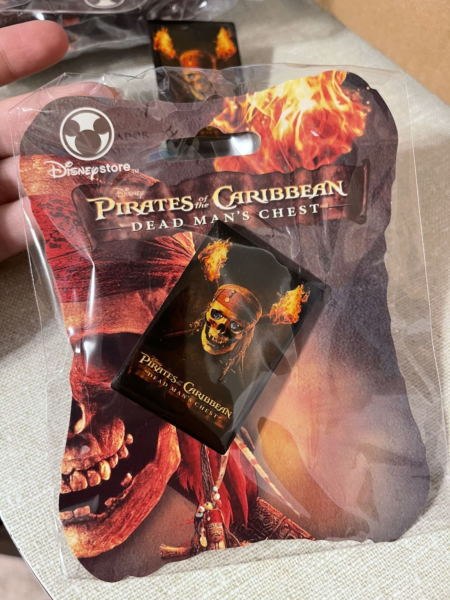 PIRATES OF THE CARIBBEAN  DEAD MAN'S CHEST  LIGHT UP PIN - DISNEY STORE - POTC