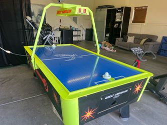 Air hockey table
