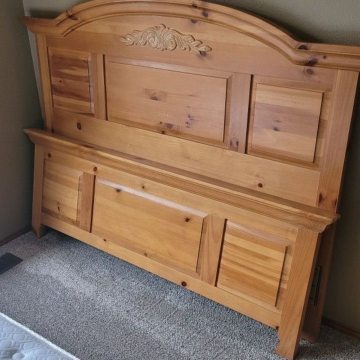 Beautiful Broyhill Solid Pine Bed Set. for Sale in Puyallup, WA OfferUp