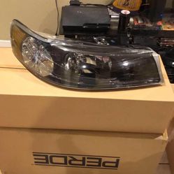 Fog HeadLights the pair fit on 1(contact info removed) Lincoln town car brand new 🆕 in box still.