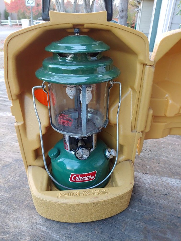 Vintage Coleman Lantern - Model 220K w/ Clam Shell Carrying Case