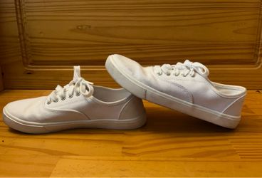 Tennis shoes