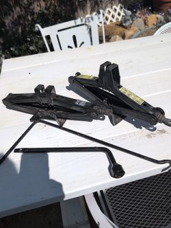 2 Small / Med Vehicle Car JACKS