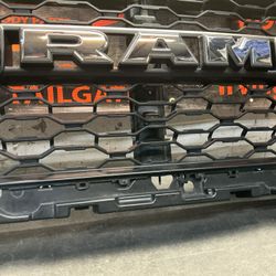 DODGE RAM 2500/3500 GRILLE 2019-2024 OEM