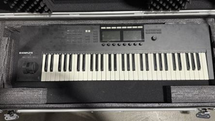 Native Instruments Komplete Kontrol S61 MK2 MIDI Keyboard Controler 