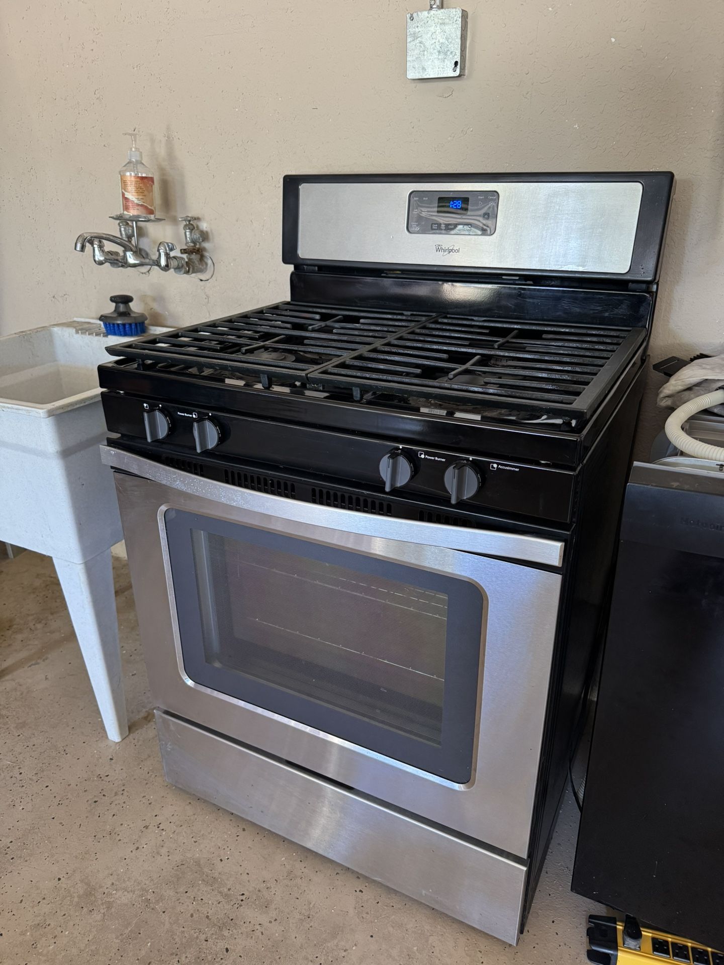Whirlpool 30-in 4 burners 5.1-cu ft Freestanding Natural Gas Range ( Stainless Steel )