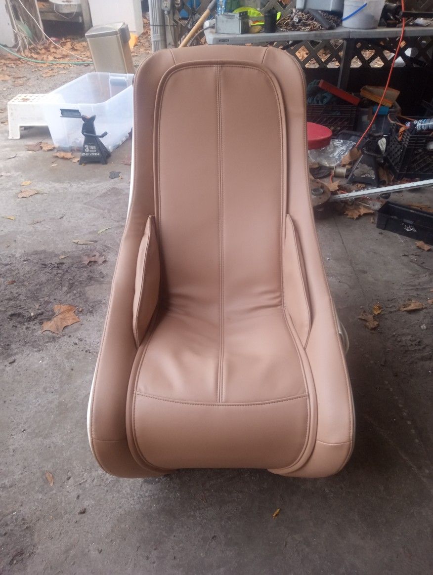Synca Massaging Chair