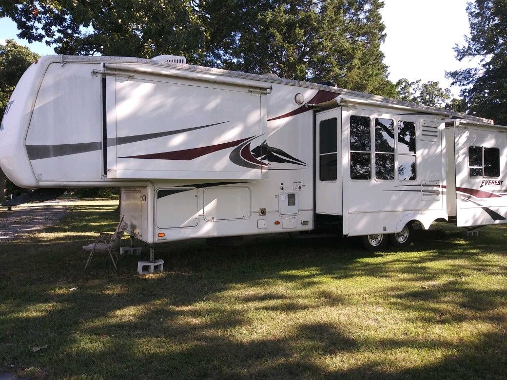 2004 Everest by Keystone 5th wheel Camper