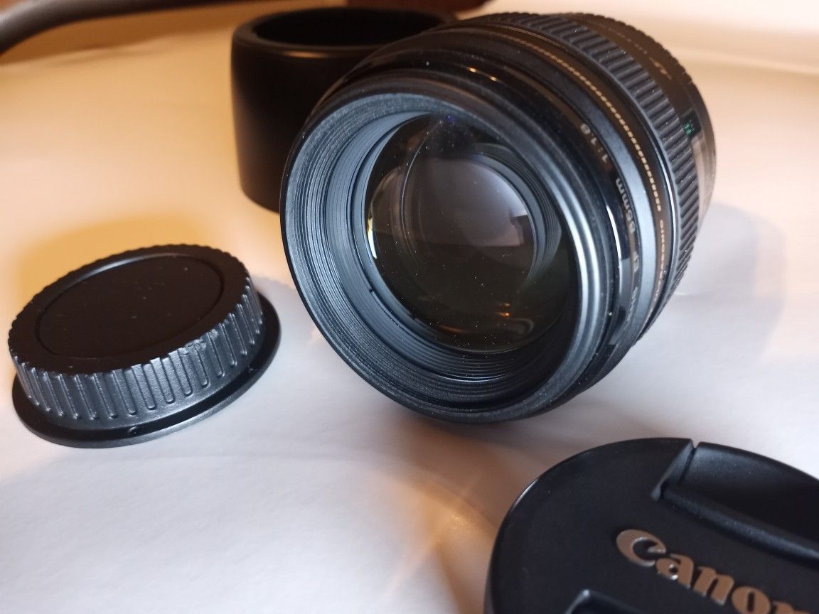 Amazing Canon 85mm 1.8 EF or EF-S Lens with Canon Hood