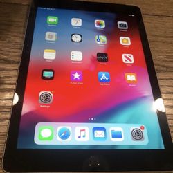 Apple iPad 6th Gen - 32GB - 9.7” screen - WiFi - CLEAN