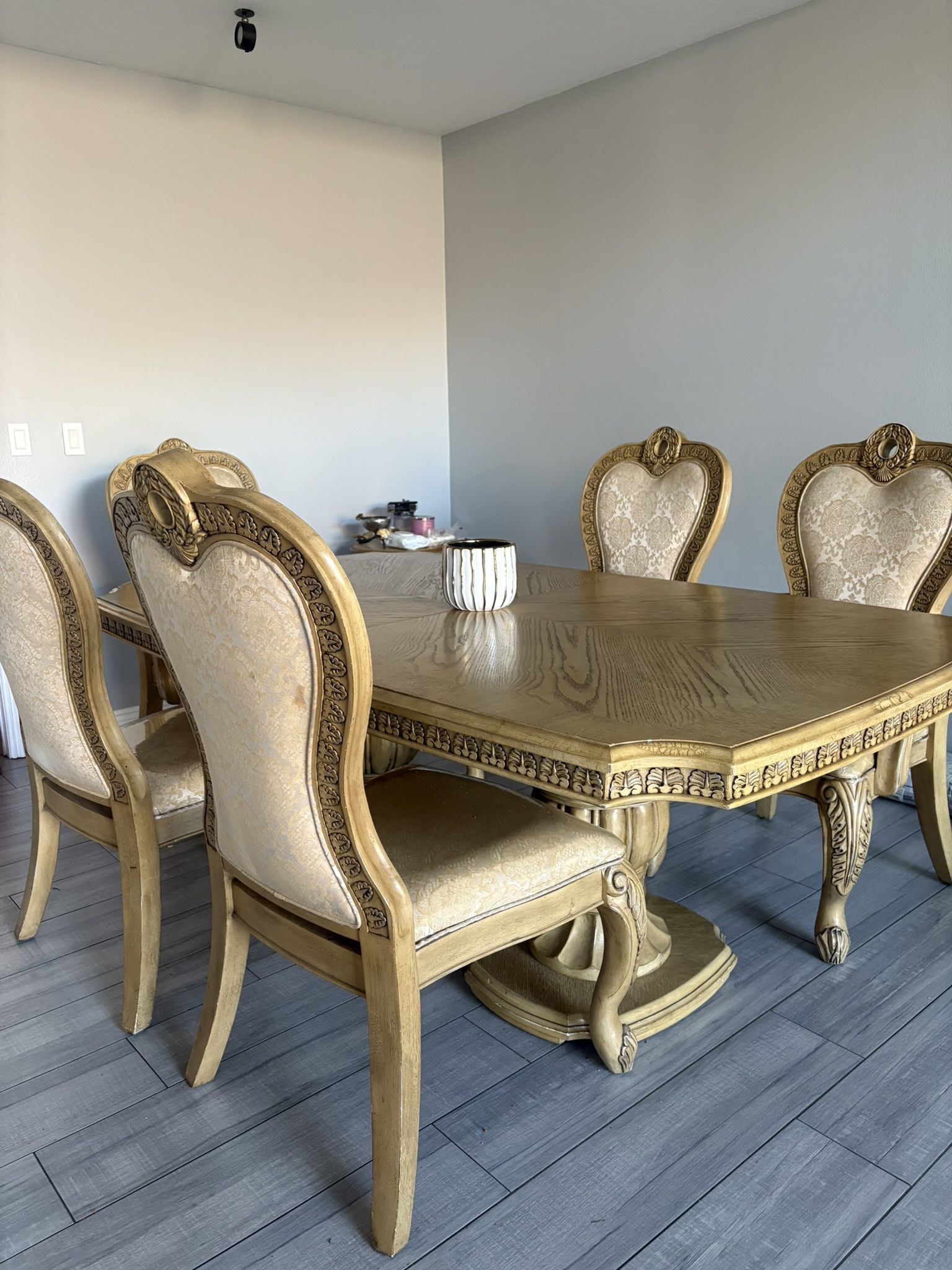 Dining Room Table And Chairs 