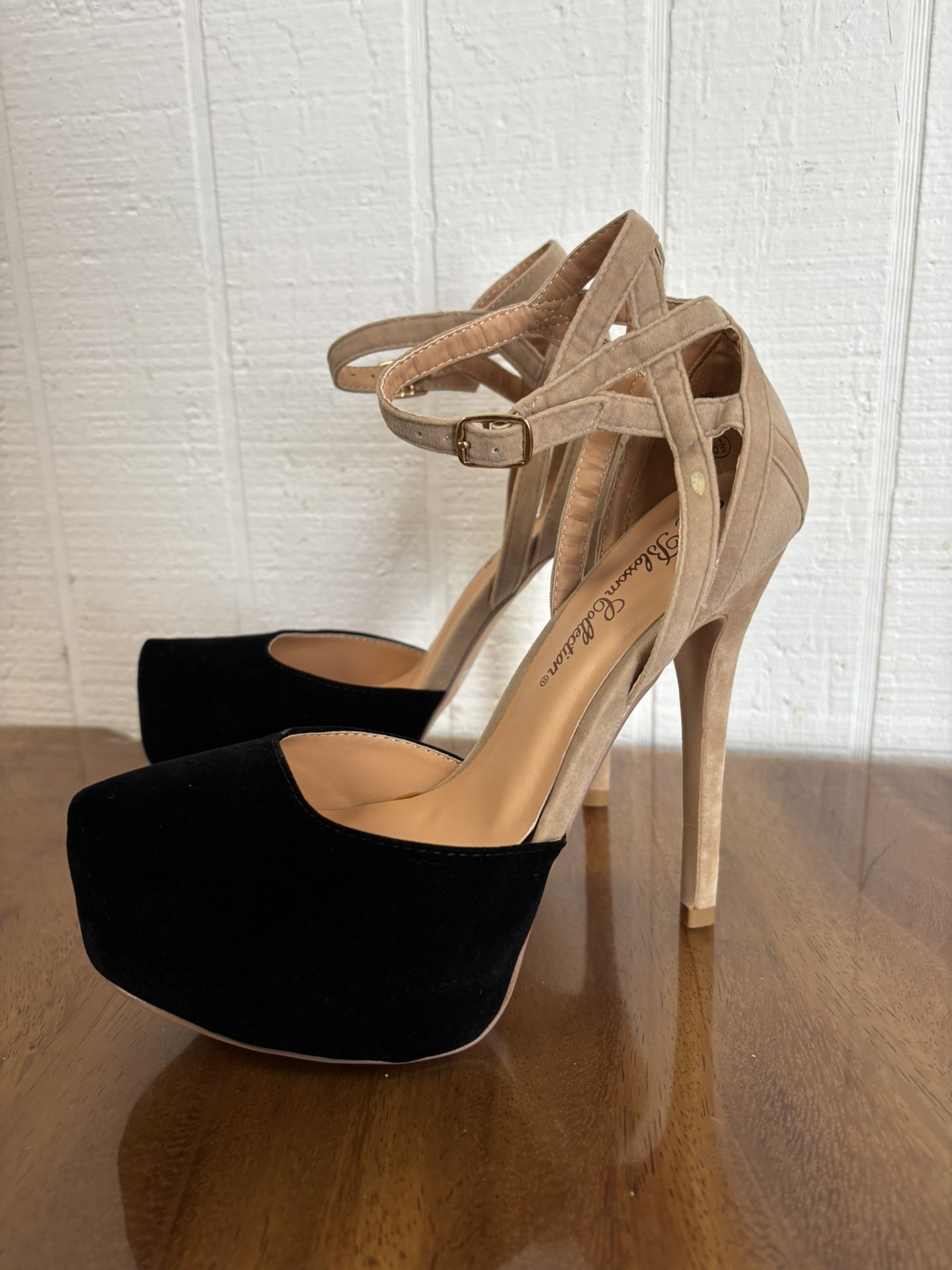 Size 6.5 Black Nude High Heels New, Zapatillas Talla 6.5 Nuevas